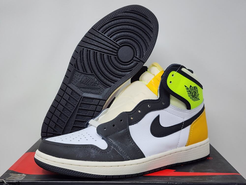 DS Air Jordan 1 Retro High OG BLACK TOE VOLT 555088-118
